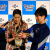 すみだ水族館に登場した、光と音楽とペンギンの新展示「ペンギンキャンディ」（3月21日～7月17日）。3月19日のオープニングイベントには動物好きな森泉も登場。ペンギンを抱き「連れて帰りたい！」と笑った