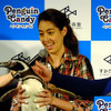 すみだ水族館に登場した、光と音楽とペンギンの新展示「ペンギンキャンディ」（3月21日～7月17日）。3月19日のオープニングイベントには動物好きな森泉も登場。ペンギンを抱き「連れて帰りたい！」と笑った