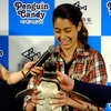 すみだ水族館に登場した、光と音楽とペンギンの新展示「ペンギンキャンディ」（3月21日～7月17日）。3月19日のオープニングイベントには動物好きな森泉も登場。ペンギンを抱き「連れて帰りたい！」と笑った
