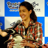 すみだ水族館に登場した、光と音楽とペンギンの新展示「ペンギンキャンディ」（3月21日～7月17日）。3月19日のオープニングイベントには動物好きな森泉も登場。ペンギンを抱き「連れて帰りたい！」と笑った