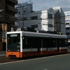 伊予鉄道の松山市内線を走る電車。3月下旬から無料でWi-Fiに接続できるようになる。