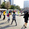 3月20日は国連が定めた「国際幸福デー」。これにあわせ日比谷公園で3月22日、「HAPPY DAY TOKYO 2015」が開催され、東北大震災の風化を防ぐ「311『つながる日』プロジェクト」らが出展。来場者たちに、震災から学んだ「つながること」の大切さを訴えた