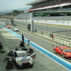 手前左はGT300の#3 GT-R、右もGT300の#77 フェラーリ。富士テスト初日はドライコンディションで推移した。