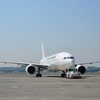 巨大な航空機を押すトーイングカー