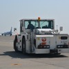 巨大な航空機を押すトーイングカー