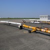 巨大な航空機を押すトーイングカー