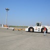 巨大な航空機を押すトーイングカー