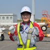 巨大な航空機を押すトーイングカー