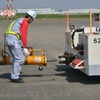 巨大な航空機を押すトーイングカー