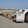 巨大な航空機を押すトーイングカー