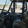 巨大な航空機を押すトーイングカー