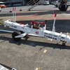 巨大な航空機を押すトーイングカー