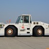 巨大な航空機を押すトーイングカー