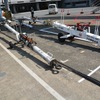 巨大な航空機を押すトーイングカー