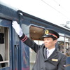 北近畿タンゴ鉄道は4月1日から「京都丹後鉄道」として新たなスタートを切った。出発式で発車合図をする土出尚登駅長