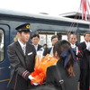 北近畿タンゴ鉄道は4月1日から「京都丹後鉄道」として新たなスタートを切った。出発式では花束の贈呈も行われた