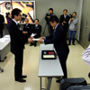 コロンブス「第43回靴みがき入社式」のようす。同社常務取締役の大下正則氏は今回の入社式を終えて「心を空っぽにしてみがくと、心がみがかれる」と総評した