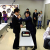 コロンブス「第43回靴みがき入社式」のようす。同社常務取締役の大下正則氏は今回の入社式を終えて「心を空っぽにしてみがくと、心がみがかれる」と総評した