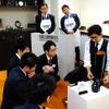 コロンブス「第43回靴みがき入社式」のようす。同社常務取締役の大下正則氏は今回の入社式を終えて「心を空っぽにしてみがくと、心がみがかれる」と総評した