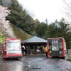 岩日北線記念公園の雙津峡温泉駅で発車を待つ「とことこトレイン」。脱輪事故を受け運転手は1編成2人乗務に変更された。