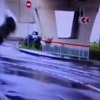 ロシア・ソチの高速道路からSUVが転落した瞬間映像