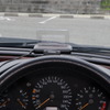 運転席からはこのような視界になる。電源はシガーソケットから供給する。