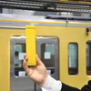 西武鉄道は4月18日から運行を開始する「黄色い6000系電車」のラッピング作業を公開した。黄色のラッピングは色見本（写真）をもとに100種類以上の黄色から選んだという