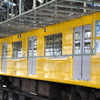 西武鉄道は4月18日から運行を開始する「黄色い6000系電車」のラッピング作業を公開した。車体の黄色だけでなくドアの銀色もラッピングで再現している