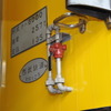 西武鉄道は4月18日から運行を開始する「黄色い6000系電車」のラッピング作業を公開した。連結面は配管やプレートがあるため特に難しい部分という