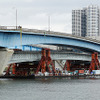 台船で晴海運河を移動する橋桁。既存の晴海通り延伸部をくぐり、目標の位置へと接近する