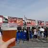 会場は野外。暑くなってきたので、ビールもうまい。