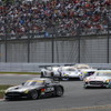 決勝7位の#65 メルセデスSLS（写真先頭）。