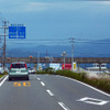 南国広域農道。交差点の向こうは土佐くろしお鉄道。背後に高知空港