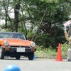 駐車OK。次のスペースへ。クルマはMG ミジェット。