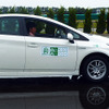 ブリヂストンプルービンググラウンド（栃木県那須塩原市）で2015年6月2日に行なわれたウェット路面フルブレーキ比較テスト。ウェットグリップ性能「A」（白色車）と「C」（銀色車）で制動距離を比較した