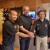 写真右は「ハーレーダビッドソン三鷹」を運営するモト・ギャルソン代表取締役社長の大坪政俊氏。写真左は店長の八木禅氏。HDJ代表取締役社長スチュワート・ファレル氏とともに。