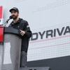 負傷療養中の現役インディカー選手、J.ヒンチクリフがスタートコマンドを担当。