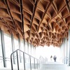 宝積寺駅舎の天井。木材をハチの巣のように組んで大きく広げたデザインが特徴的だ。