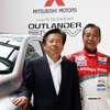 三菱自動車工業取締役社長兼COOの相川哲郎氏（左）と監督兼ドライバーの増岡浩氏