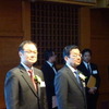 ホンダ 前社長の伊東孝紳 取締役相談役（左）と八郷隆弘 新社長