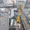 渋谷駅東口地下で進む工事の様子が7月2日公開された。写真は渋谷駅東口を見下ろした様子。この下で川の移設や広場の工事が進んでいる