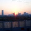 京葉線各駅停車の車内から都心の夕暮れを