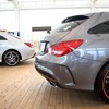 メルセデスベンツ CLA250シューティングブレークオレンジアートエディション（手前）とメルセデスベンツ CLA（奥）