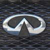 日産 フーガハイブリッド の「インフィニティ」エンブレム