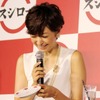 田丸麻紀が、スシロー初のオリジナルキャラクターがデザインされた寿司皿を見ているところ