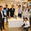 神戸航空機クラスター研究会のメンバー。７月初旬に神戸市内で開催された展示会で、試作品を前に。