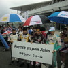 決勝レース直前、（左から）中嶋大祐、小林可夢偉、オリベイラ、中嶋一貴らが故ビアンキ選手への追悼ボードを掲げた。