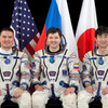43Sクルーの（左から）チェル・リングリン宇宙飛行士、オレッグ・コノネンコ宇宙飛行士、油井宇宙飛行士