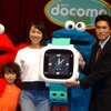 NTTドコモ・村山氏より、東尾に「ドコッチ」の巨大レプリカが手渡された