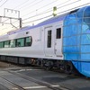 JR東日本の中央線用新型特急電車E353系の量産試作車が完成し、7月25日に出場した。電気機関車にけん引されて南武線を走るE353系